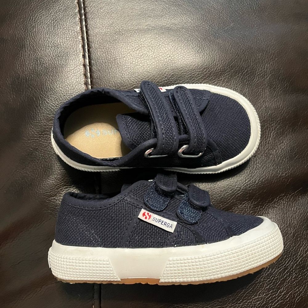 Gently worn a few times.  Navy blue canvas.  Toddler size 8.